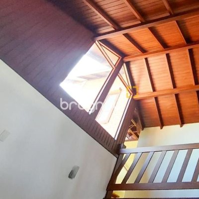 Casa com 210m², 4 quartos (sendo 2 suítes), 3 garagens, no bairro Morro das Pedras em Florianópolis
