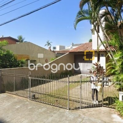 Terreno com 835m², no bairro Trindade em Florianópolis
