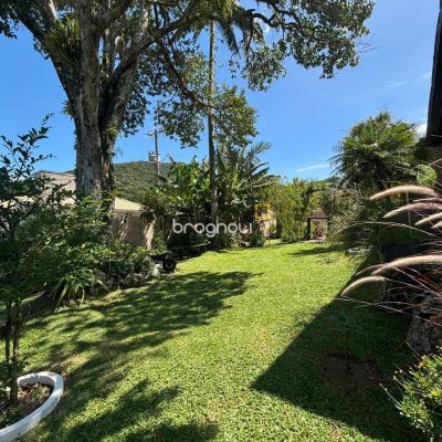 Casa com 228m², 3 quartos (sendo 1 suíte), 2 garagens, no bairro Sambaqui em Florianópolis