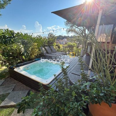 Casa com 228m², 3 quartos (sendo 1 suíte), 2 garagens, no bairro Sambaqui em Florianópolis