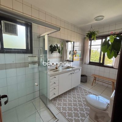 Casa com 228m², 3 quartos (sendo 1 suíte), 2 garagens, no bairro Sambaqui em Florianópolis