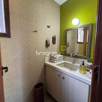 Casa com 228m², 3 quartos (sendo 1 suíte), 2 garagens, no bairro Sambaqui em Florianópolis