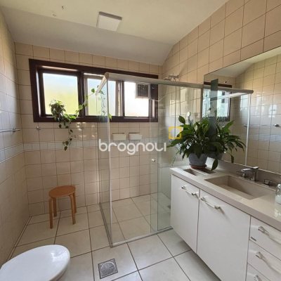 Casa com 228m², 3 quartos (sendo 1 suíte), 2 garagens, no bairro Sambaqui em Florianópolis