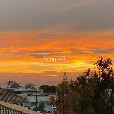 Casa com 228m², 3 quartos (sendo 1 suíte), 2 garagens, no bairro Sambaqui em Florianópolis