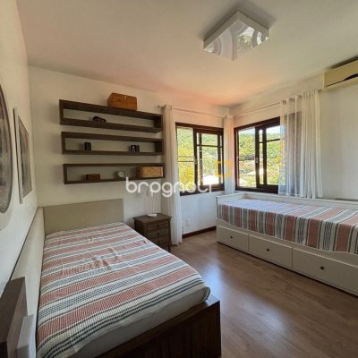 Casa com 228m², 3 quartos (sendo 1 suíte), 2 garagens, no bairro Sambaqui em Florianópolis