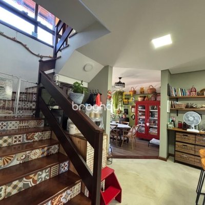 Casa com 228m², 3 quartos (sendo 1 suíte), 2 garagens, no bairro Sambaqui em Florianópolis