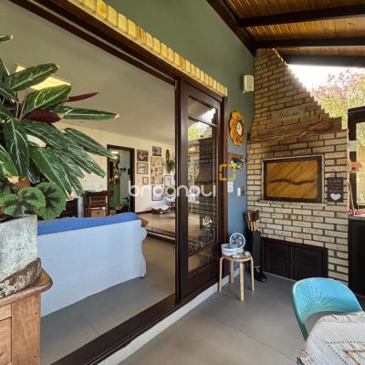 Casa com 228m², 3 quartos (sendo 1 suíte), 2 garagens, no bairro Sambaqui em Florianópolis