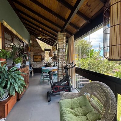 Casa com 228m², 3 quartos (sendo 1 suíte), 2 garagens, no bairro Sambaqui em Florianópolis