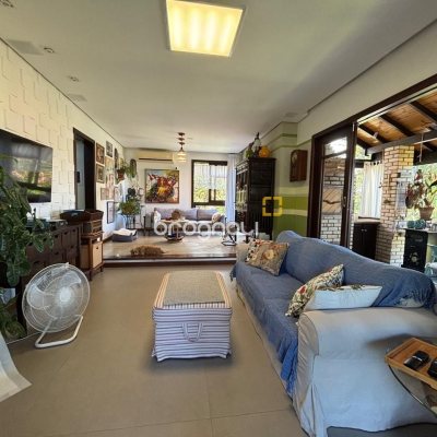 Casa com 228m², 3 quartos (sendo 1 suíte), 2 garagens, no bairro Sambaqui em Florianópolis