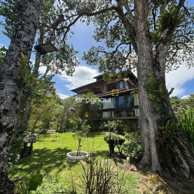 Casa com 228m², 3 quartos (sendo 1 suíte), 2 garagens, no bairro Sambaqui em Florianópolis