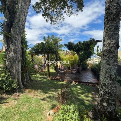 Casa com 228m², 3 quartos (sendo 1 suíte), 2 garagens, no bairro Sambaqui em Florianópolis