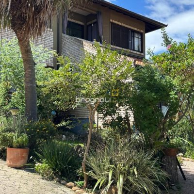 Casa com 228m², 3 quartos (sendo 1 suíte), 2 garagens, no bairro Sambaqui em Florianópolis