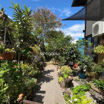Casa com 228m², 3 quartos (sendo 1 suíte), 2 garagens, no bairro Sambaqui em Florianópolis