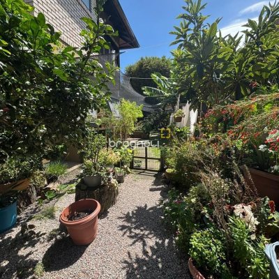 Casa com 228m², 3 quartos (sendo 1 suíte), 2 garagens, no bairro Sambaqui em Florianópolis