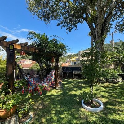 Casa com 228m², 3 quartos (sendo 1 suíte), 2 garagens, no bairro Sambaqui em Florianópolis