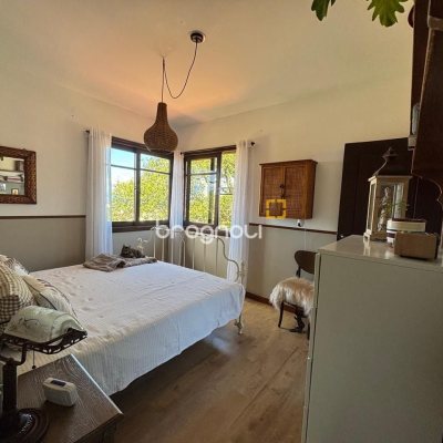Casa com 228m², 3 quartos (sendo 1 suíte), 2 garagens, no bairro Sambaqui em Florianópolis