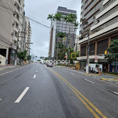 Apartamento com 104m², 3 quartos (sendo 3 suítes), 1 garagem, no bairro Centro em Florianópolis
