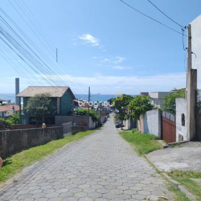 Casa com 330m², 8 quartos (sendo 3 suítes), 2 garagens, no bairro Santinho em Florianópolis