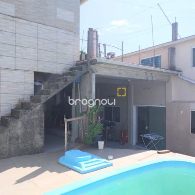 Casa com 330m², 8 quartos (sendo 3 suítes), 2 garagens, no bairro Santinho em Florianópolis