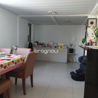 Casa com 330m², 8 quartos (sendo 3 suítes), 2 garagens, no bairro Santinho em Florianópolis