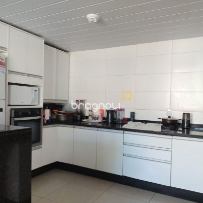Casa com 330m², 8 quartos (sendo 3 suítes), 2 garagens, no bairro Santinho em Florianópolis