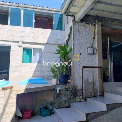 Casa com 330m², 8 quartos (sendo 3 suítes), 2 garagens, no bairro Santinho em Florianópolis