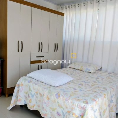 Casa com 330m², 8 quartos (sendo 3 suítes), 2 garagens, no bairro Santinho em Florianópolis