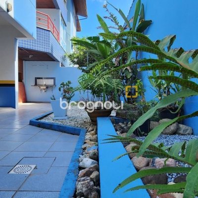 Apartamento com 74m², 2 quartos, 1 garagem, no bairro Barra da Lagoa em Florianópolis
