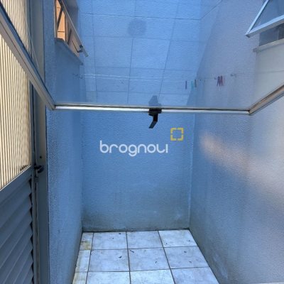 Apartamento com 74m², 2 quartos, 1 garagem, no bairro Barra da Lagoa em Florianópolis