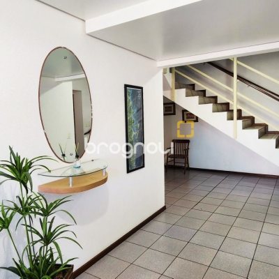 Apartamento com 74m², 2 quartos, 1 garagem, no bairro Barra da Lagoa em Florianópolis