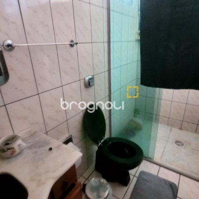 Casa com 136m², 3 quartos (sendo 1 suíte), 2 garagens, no bairro Barreiros em São José