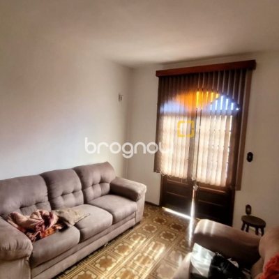 Casa com 136m², 3 quartos (sendo 1 suíte), 2 garagens, no bairro Barreiros em São José