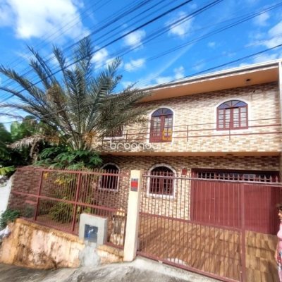 Casa com 136m², 3 quartos (sendo 1 suíte), 2 garagens, no bairro Barreiros em São José