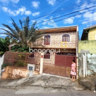 Casa com 136m², 3 quartos (sendo 1 suíte), 2 garagens, no bairro Barreiros em São José