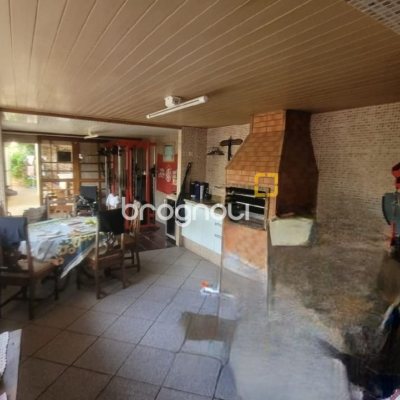 Casa com 136m², 3 quartos (sendo 1 suíte), 2 garagens, no bairro Barreiros em São José