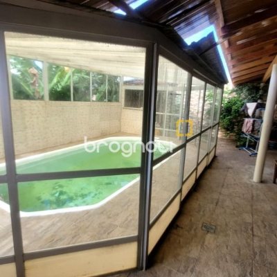 Casa com 136m², 3 quartos (sendo 1 suíte), 2 garagens, no bairro Barreiros em São José