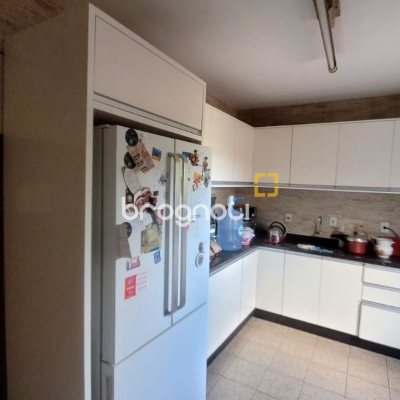 Casa com 136m², 3 quartos (sendo 1 suíte), 2 garagens, no bairro Barreiros em São José