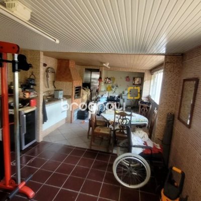 Casa com 136m², 3 quartos (sendo 1 suíte), 2 garagens, no bairro Barreiros em São José