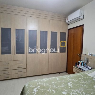 Apartamento com 211m², 4 quartos (sendo 1 suíte), 2 garagens, no bairro Centro em Florianópolis