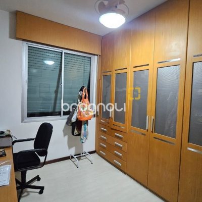 Apartamento com 211m², 4 quartos (sendo 1 suíte), 2 garagens, no bairro Centro em Florianópolis