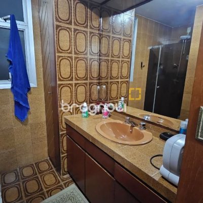 Apartamento com 211m², 4 quartos (sendo 1 suíte), 2 garagens, no bairro Centro em Florianópolis