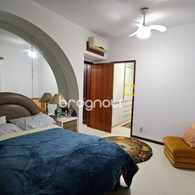 Apartamento com 211m², 4 quartos (sendo 1 suíte), 2 garagens, no bairro Centro em Florianópolis