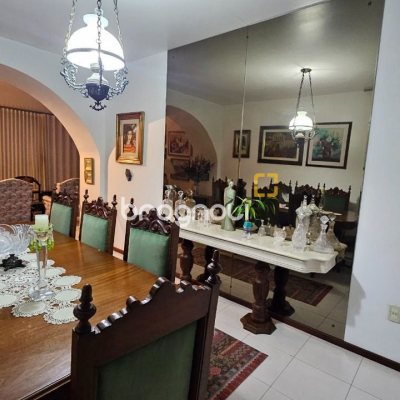 Apartamento com 211m², 4 quartos (sendo 1 suíte), 2 garagens, no bairro Centro em Florianópolis