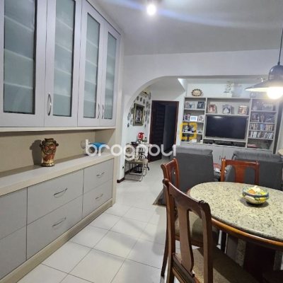 Apartamento com 211m², 4 quartos (sendo 1 suíte), 2 garagens, no bairro Centro em Florianópolis