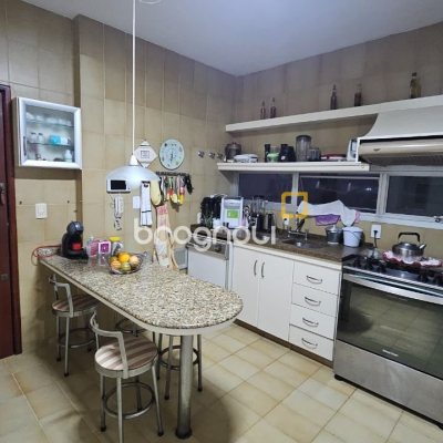 Apartamento com 211m², 4 quartos (sendo 1 suíte), 2 garagens, no bairro Centro em Florianópolis