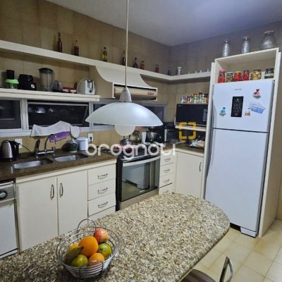 Apartamento com 211m², 4 quartos (sendo 1 suíte), 2 garagens, no bairro Centro em Florianópolis