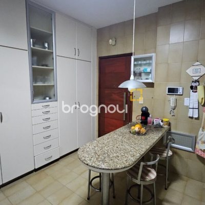 Apartamento com 211m², 4 quartos (sendo 1 suíte), 2 garagens, no bairro Centro em Florianópolis