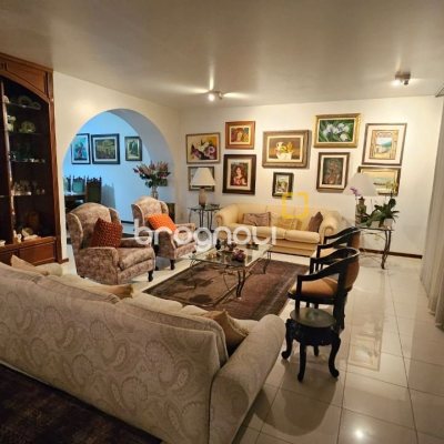 Apartamento com 211m², 4 quartos (sendo 1 suíte), 2 garagens, no bairro Centro em Florianópolis