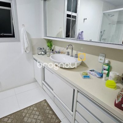 Apartamento com 211m², 4 quartos (sendo 1 suíte), 2 garagens, no bairro Centro em Florianópolis