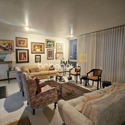 Apartamento com 211m², 4 quartos (sendo 1 suíte), 2 garagens, no bairro Centro em Florianópolis